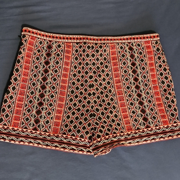 FOREVER 21 Embroidered & Beaded Shorts. Fully lined. 2" inseam Size L - Picture 6 of 7